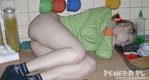 Kobieta która nawet śpi w kuchni